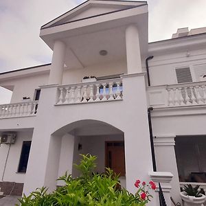 Villa Kurti